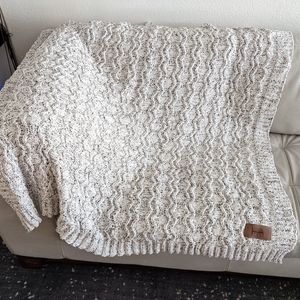 *NEW* Throw blanket in beautiful neutrals